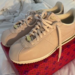 Nike blush pink size 9